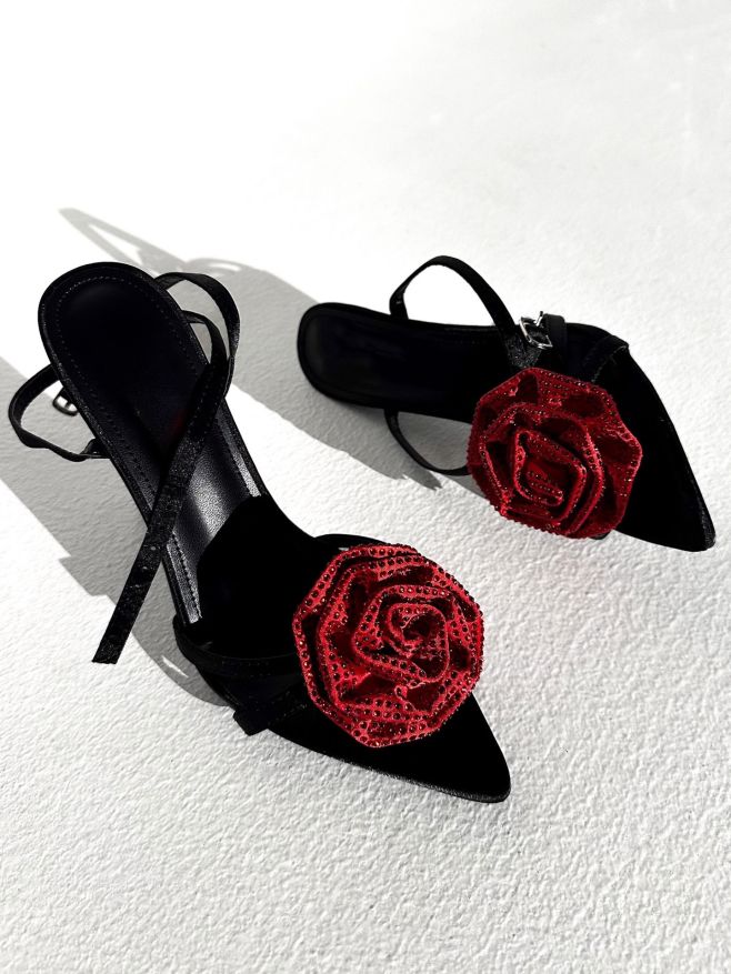 Každý holiday & party look má jednu společnou věc… zářivé podpatky, které všechno povýší na next level✨ Ať už sáhneš po...