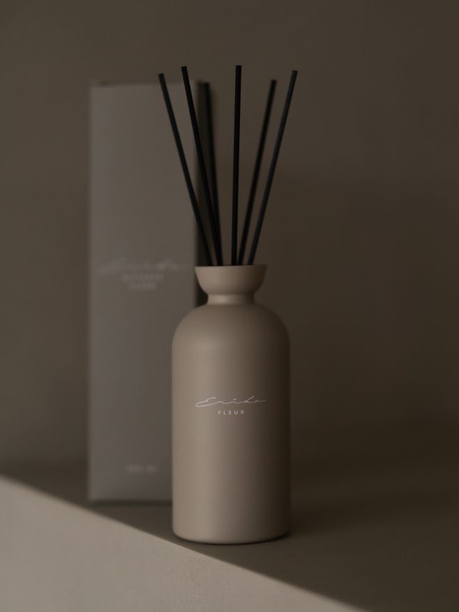 Elegantní interiérový difuzér, který jemně uvolňuje vůni a vytváří příjemnou atmosféru vašeho domova ✨Díky několikaměsíční...